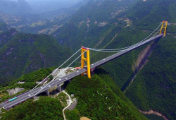 တရုတ်ပြည်ဟူဘေးပြည်နယ်က ကမ္ဘာ့အမြင့်ဆုံးတံတား၏ အံ့ဖွယ်အချက်အလက်များ၊ တံတားဆောက်လုပ်ချိန်တွင် ဒုံးကျည်ကိုပါ အသုံးပြုကာ ဆော