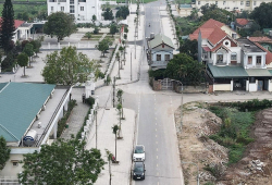 ဗီယက်နမ်တွင် လမ်းမသစ်တစ်ခု ဖောက်လုပ်ရာ လမ်းနှင့်မလွတ်သော အိမ်ရှင်တစ်ဦးက ရွှေ့ပြောင်းပေးရန် ငြင်းဆိုခဲ့သဖြင့် လမ်းအပြီးသတ