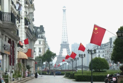 တရုတ်ပြည်တွင် ပဲရစ်မြို့မှ အီဖဲမျှော်စင်ကြီးပုံတူအပြင် ပဲရစ်ဟန် လူသွားလမ်းများ၊ ကော်ဖီဆိုင်များ၊ ပန်းခြံများ ပါဝင်ကာ ကန်