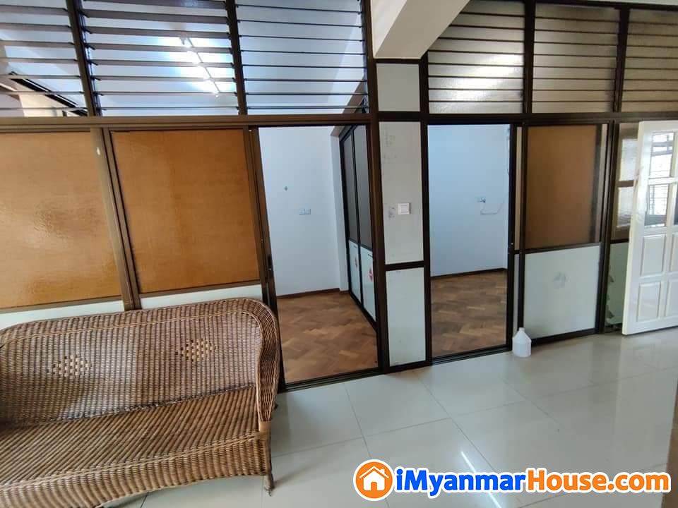 junction mawtin အနီး အိပ်ခန်း-3ခန်း ဖွဲ့ထားသော အလွှာနိမ့် တိုက်ခန်း အငှား - For Rent - လမ်းမတော် (Lanmadaw) - ရန်ကုန်တိုင်းဒေသကြီး (Yangon Region) - 5 Lakh (Kyats) - R-19754076 | iMyanmarHouse.com