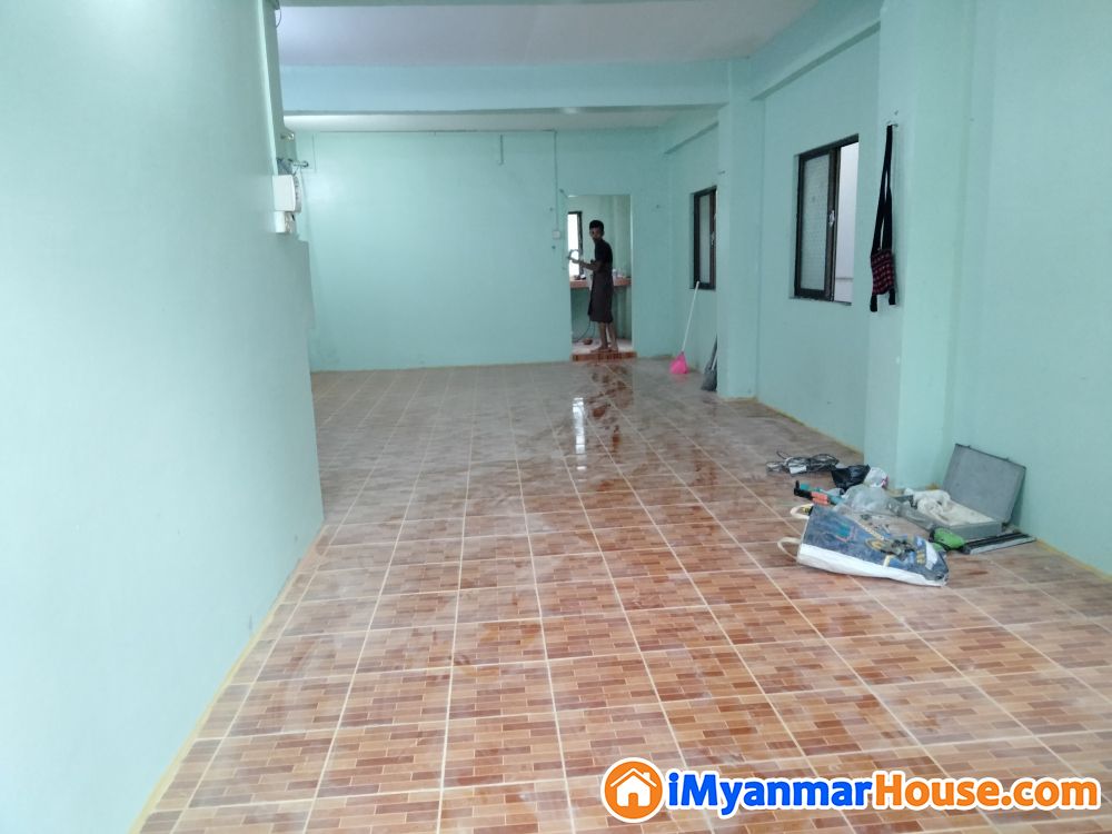 လှိုင်မြို့နယ် ဗဟိုလမ်း အုတ်ကျင်း ကားမှတ်တိုင် အနီး ပထမထပ်ဌားမည် - ငှါးရန် - လှိုင် (Hlaing) - ရန်ကုန်တိုင်းဒေသကြီး (Yangon Region) - 2.20 သိန်း (ကျပ်) - R-19777839 | iMyanmarHouse.com