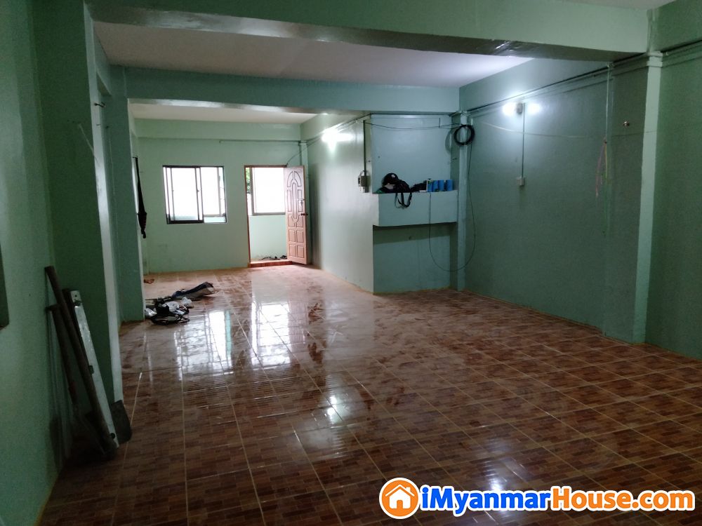 လှိုင်မြို့နယ် ဗဟိုလမ်း အုတ်ကျင်း ကားမှတ်တိုင် အနီး ပထမထပ်ဌားမည် - ငှါးရန် - လှိုင် (Hlaing) - ရန်ကုန်တိုင်းဒေသကြီး (Yangon Region) - 2.20 သိန်း (ကျပ်) - R-19777839 | iMyanmarHouse.com