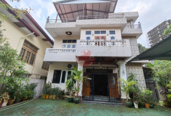 9 မိုင် ပြည်လမ်းအနီး နှစ်ထပ်ခွဲလုံးချင်းအငှား