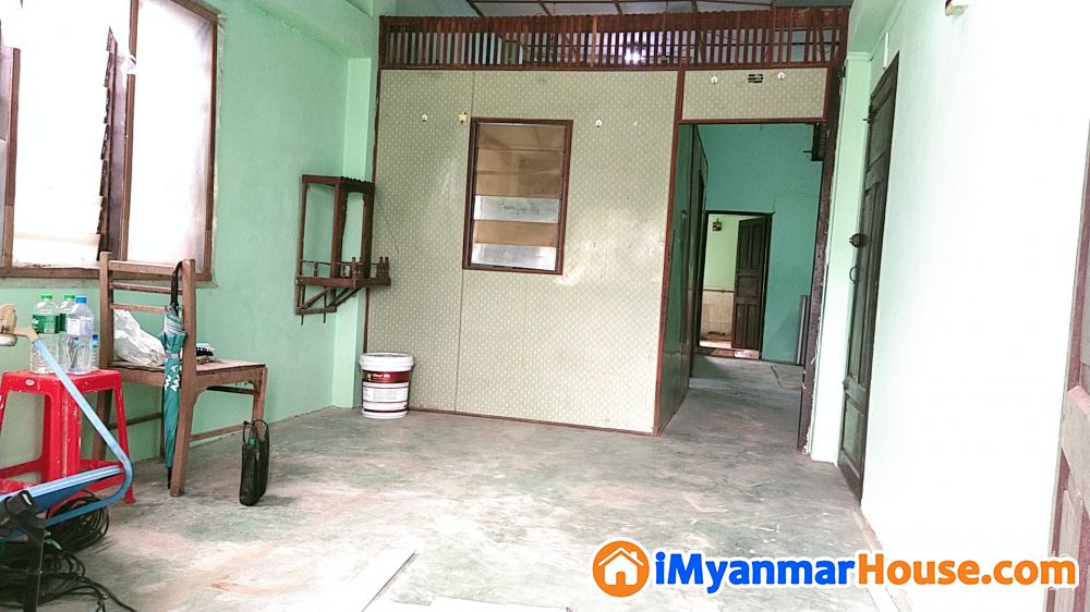 အလုံမြို့နယ်ရဲ့အချက်အချာ အကျဆုံး ငုဝါလမ်းမကြီးပေါ်( အောက်ကြည့်မြင်တိုင် လမ်းမကြီး မေးတင် )စျေး = သိန်း ၂၈၀ - ရောင်းရန် - အလုံ (Ahlone) - ရန်ကုန်တိုင်းဒေသကြီး (Yangon Region) - 280 သိန်း (ကျပ်) - S-10156222 | iMyanmarHouse.com
