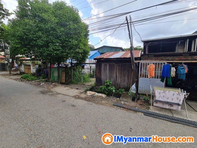 သံသုမာလမ်းကျောကပ်ရှိ ပျဉ်ထောင်အိမ်ပါမြေကွက်ကို ဈေးတန်တန်ဖြင့်ရောင်းမည် - ရောင်းရန် - သင်္ဃန်းကျွန်း (Thingangyun) - ရန်ကုန်တိုင်းဒေသကြီး (Yangon Region) - 1,350 သိန်း (ကျပ်) - S-10290483 | iMyanmarHouse.com