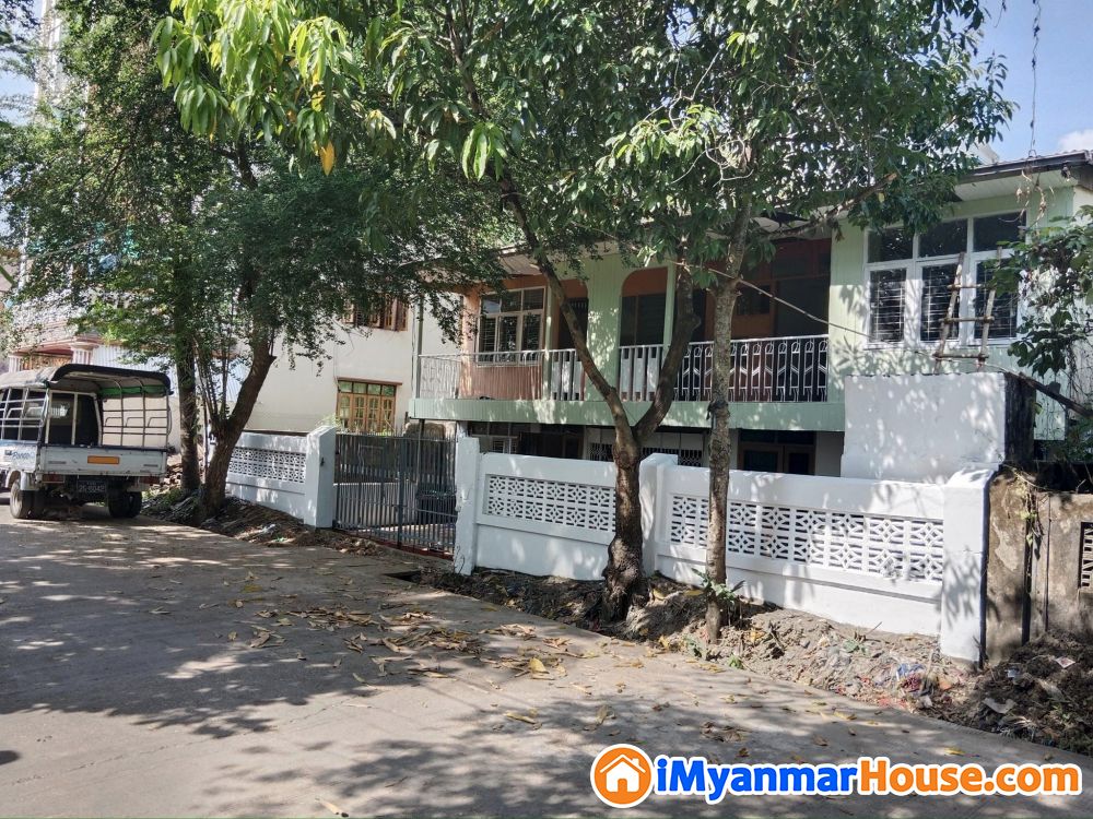သာကေတ ၄တောင်ရပ်ကွက် အောင်သစ္စာလမ်းသွယ်ရှိ နှစ်ထပ်တိုက်လုံးချင်းလေးရောင ...