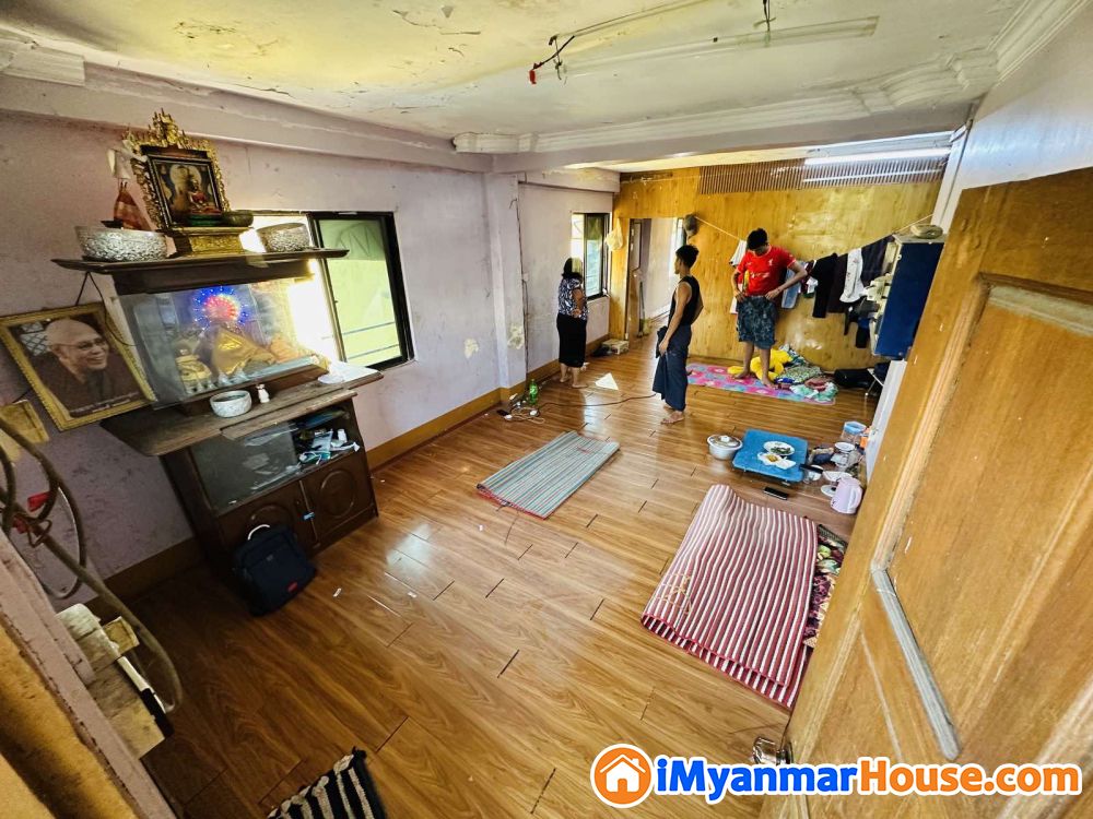 ပြည်လမ်း ၆မိုင်ခွဲ လှိုင်မြို့နယ် ၁၁ရပ်ကွက် ပေ ၂၀ × ၆၀ ရောင်းမည် - ရောင်းရန် - လှိုင် (Hlaing) - ရန်ကုန်တိုင်းဒေသကြီး (Yangon Region) - 1,050 သိန်း (ကျပ်) - S-11153370 | iMyanmarHouse.com