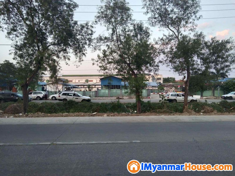 အရှေဒဂုံ 12ရပ်ကွက် တပင်ရွေထီးလမ်းမနုင့် ဦးမြူလမ်းတိုအနီး
ကျန်စစ်သားလမ်းမအပေါ် တထပ်ဆိုင်ခန်းအရောင်းလေးနုင့်မိတ်ဆက်ပေးပါရစေ - ရောင်းရန် - ဒဂုံမြို့သစ် အရှေ့ပိုင်း (Dagon Myothit (East)) - ရန်ကုန်တိုင်းဒေသကြီး (Yangon Region) - 2,000 သိန်း (ကျပ်) - S-11153927 | iMyanmarHouse.com