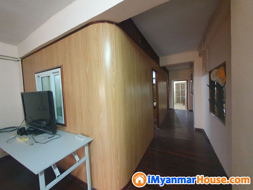 အလုံမြို့နယ် လမ်းကျယ်ပေါ်တွင်တည်ရှိသော ဈေးသင့် တိုက်ခန်း (ညှိနှိုင်း)ဖြင့် ရောင်းမည်။ - ရောင်းရန် - အလုံ (Ahlone) - ရန်ကုန်တိုင်းဒေသကြီး (Yangon Region) - 700 သိန်း (ကျပ်) - S-11201404 | iMyanmarHouse.com