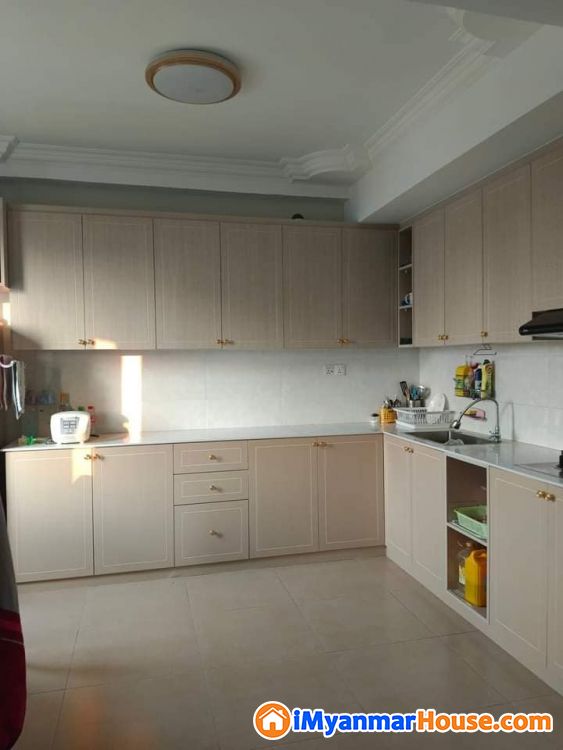 ရန်ကင်း ဘောက်ထော် မှာရှိတဲ့ အဆင့် မြင့်မြင့် Residence တွင် Quality Material တွေ နဲ့ Decoration ပြုလုပ်ထားသော Modern Open Kitchen Style အခန်းလေးရောင်းရန်ရှိပါသည်။ - ရောင်းရန် - ရန်ကင်း (Yankin) - ရန်ကုန်တိုင်းဒေသကြီး (Yangon Region) - 3,200 သိန်း (ကျပ်) - S-11420652 | iMyanmarHouse.com