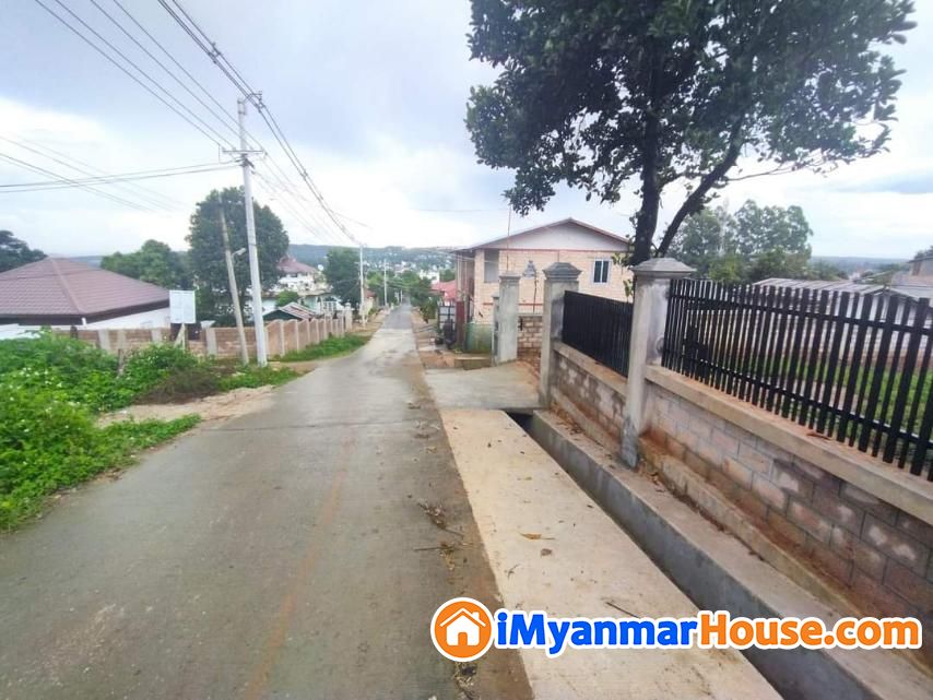 ပြင်ဦးလွင်မြို့ မိုးကြိုးကွက်သစ်ရှိ လမ်းနှစ်ဖက်တင်ထောင့်ကွက် မြေကွက်အရောင်း - ရောင်းရန် - ပြင်ဦးလွင် (Pyin Oo Lwin) - မန္တလေးတိုင်းဒေသကြီး (Mandalay Region) - 1,700 သိန်း (ကျပ်) - S-12118505 | iMyanmarHouse.com