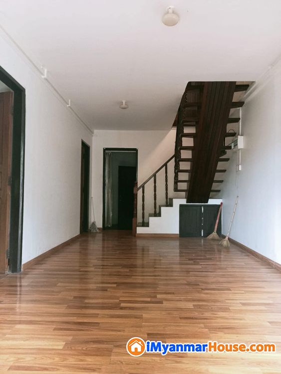 9 Mile,ဝိဇ္ဇာလမ်း လုံးချင်းအိမ် အရောင်း။ For Sale မရမ်းကုန်း