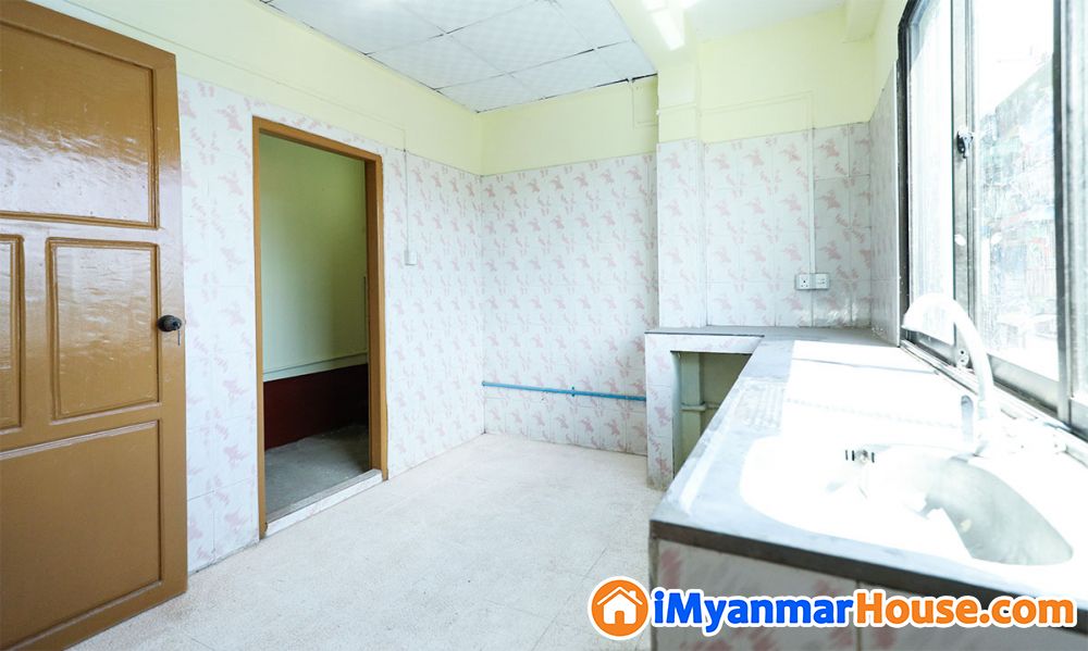 ဗိုလ်တထောင်လမ်းသွယ် (၄)လမ်းတွင် ပြင်ဆင်ပြီး အသင့်နေ (၅)လွှာတိုက်ခန်း ရောင်းမည်။ - ရောင်းရန် - ဗိုလ်တထောင် (Botahtaung) - ရန်ကုန်တိုင်းဒေသကြီး (Yangon Region) - 650 သိန်း (ကျပ်) - S-9956423 | iMyanmarHouse.com