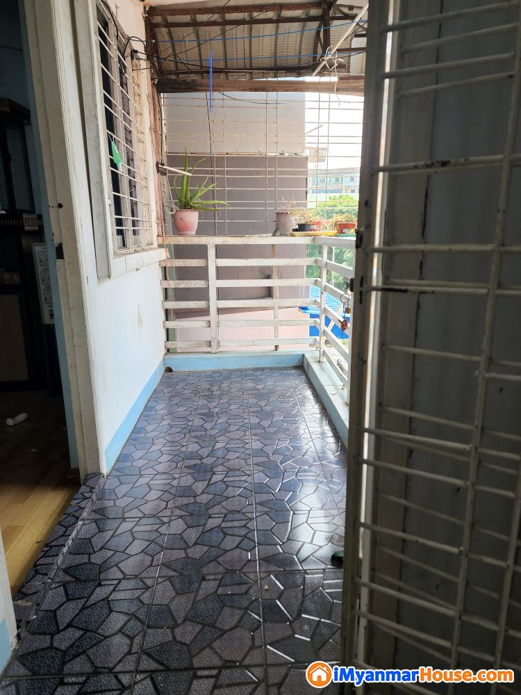 လှည်းတန်း #ကမာရွတ်တွင် အိပ်ခန်း(၁)ခန်းပါသော (၅)လွှာ တိုက်ခန်း ရောင်းရန်ရှိသည်။ - ရောင်းရန် - ကမာရွတ် (Kamaryut) - ရန်ကုန်တိုင်းဒေသကြီး (Yangon Region) - 465 သိန်း (ကျပ်) - S-9994145 | iMyanmarHouse.com